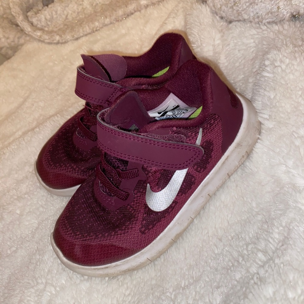 Girls Nike free runs